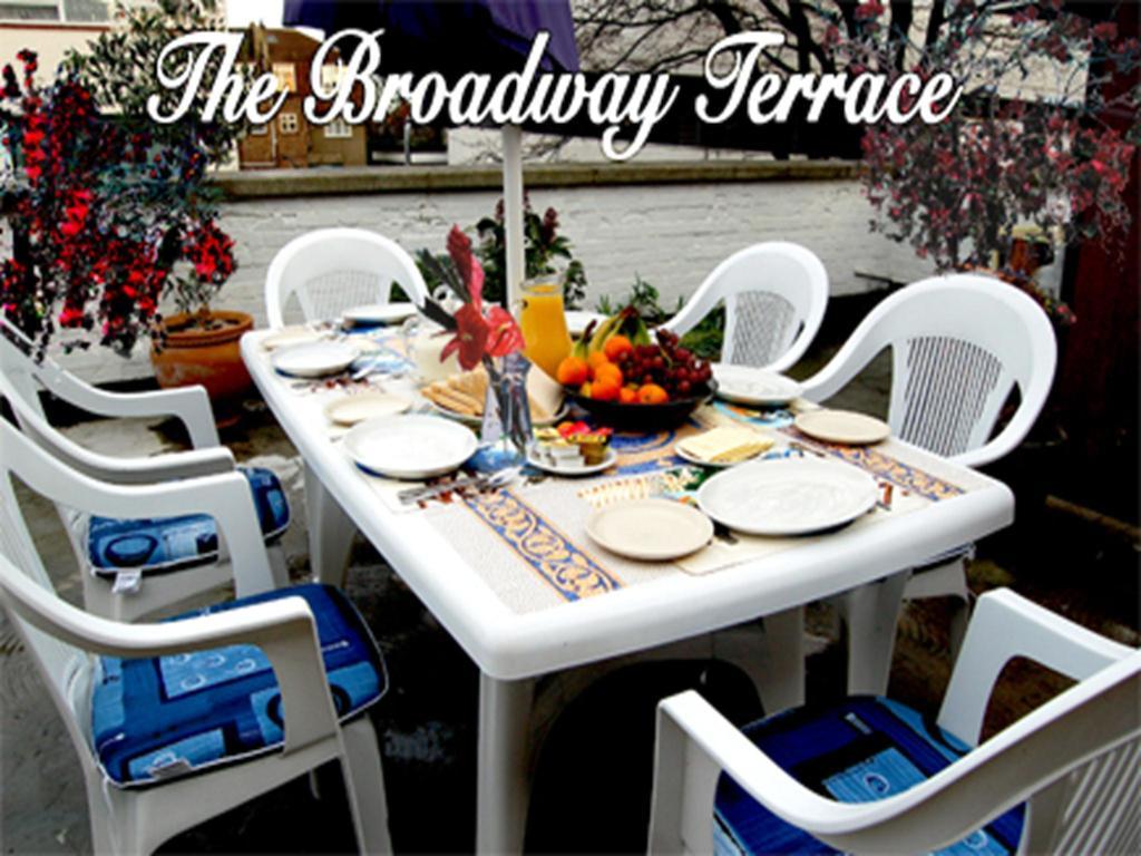 Broadway Lodge Bed And Breakfast Surbiton Exterior photo