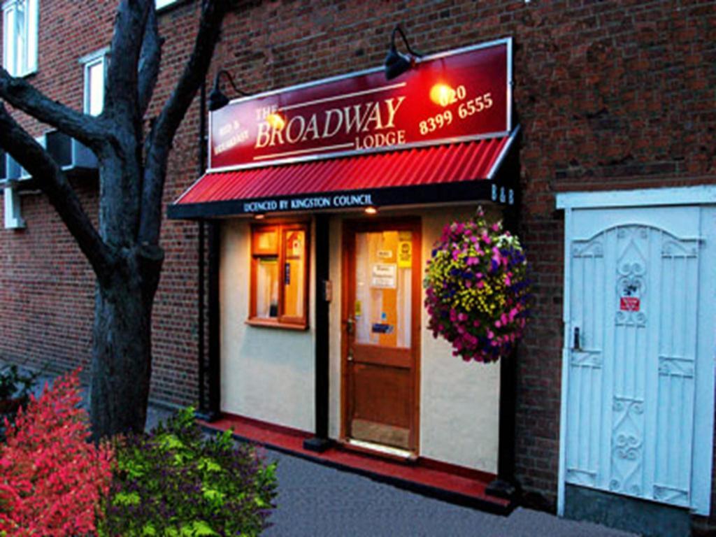 Broadway Lodge Bed And Breakfast Surbiton Exterior photo